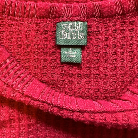 WILD FABLE BEAUTIFUL WINE OVERSIZED TOP. SIZE SMALL. - Picture 6 of 7